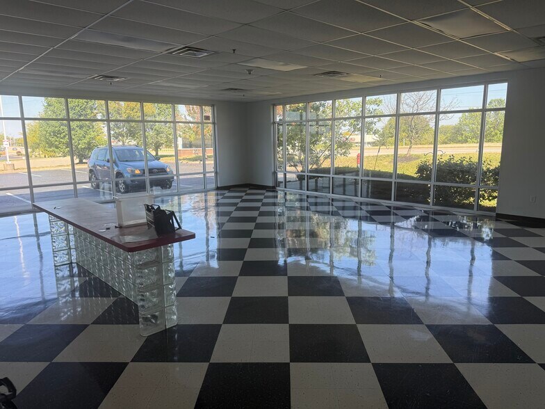 More Photos Of 2151 North Bend Rd, Hebron Freestanding For Lease