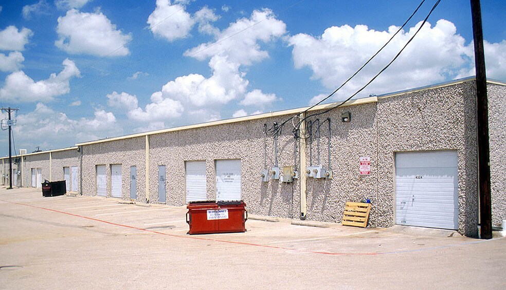 More Photos Of 4300-4324 Sunbelt Dr, Addison Light Distribution For Lease