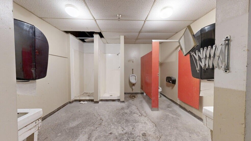 More Photos Of 119 S Washington Ave, Laurel Manufacturing For Sale
