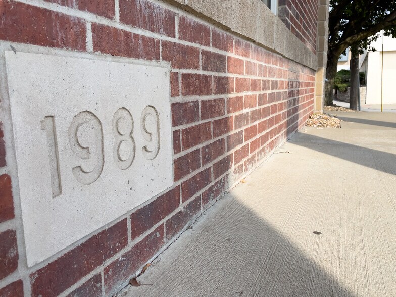 More Photos Of 4100 Main St, Kansas City Showroom For Sale