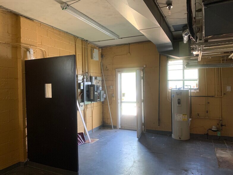 More Photos Of 33788 Woodward Ave, Birmingham Veterinarian Kennel For Lease