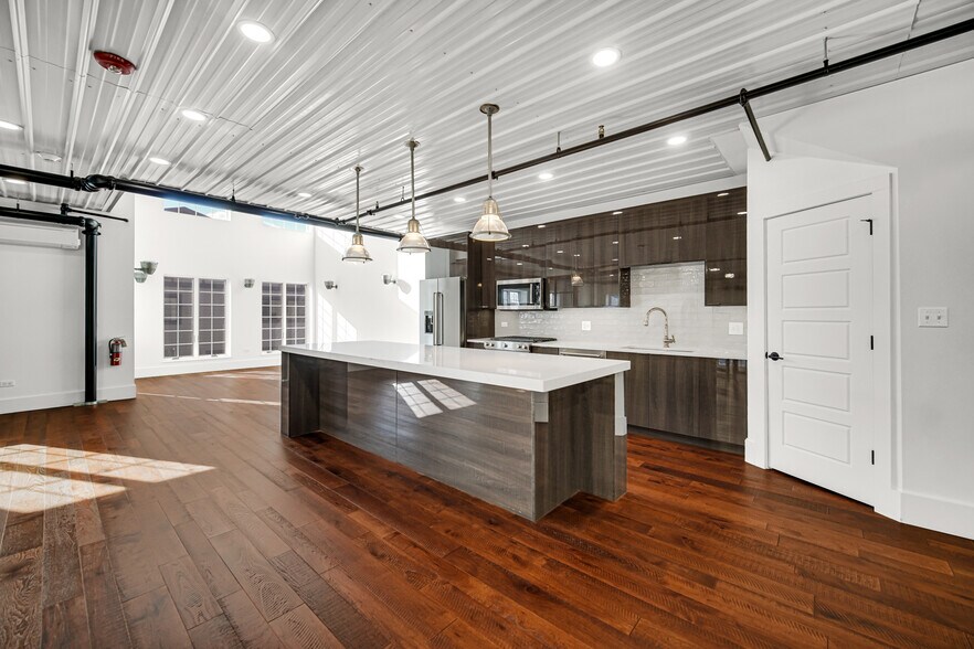 More Photos Of 2244 Ferry Rd, Naperville Flex For Sale