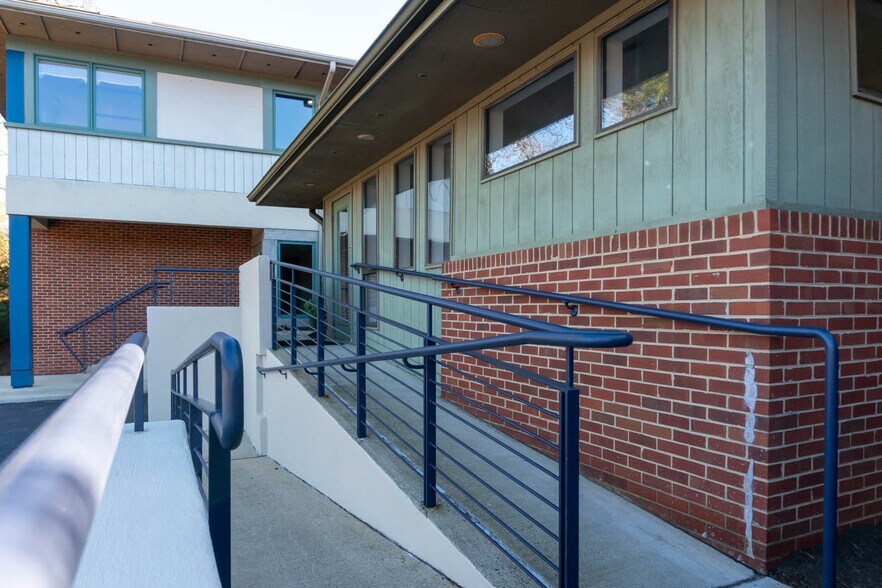 More Photos Of 1140 E Market St, Charlottesville Office For Lease