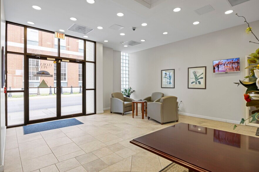 More Photos Of 90 N Main St, Harrisonburg Office For Sale