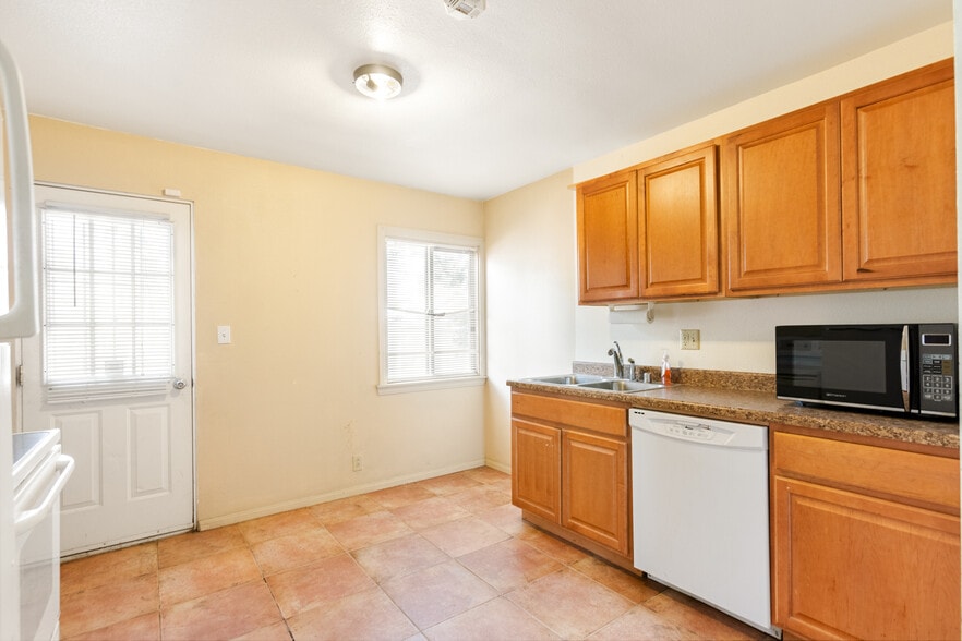 More Photos Of 635 Veile Ave, Beaumont Office For Sale