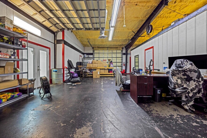 More Photos Of 902 51st St, Galveston Light Manufacturing For Sale