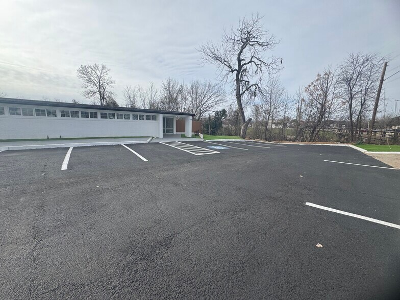 More Photos Of 1414 Forest Ln, Garland Office For Lease