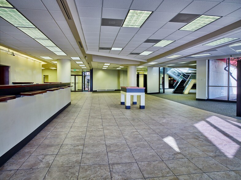 More Photos Of 1111 W Mockingbird Ln, Dallas Office For Lease