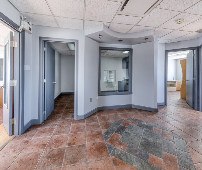 More Photos Of 2711-2715 Louis-XIV Boul, Québec Manufacturing For Lease