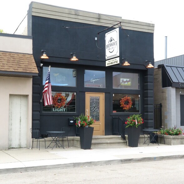 More Photos Of 139 E Walnut St, Oglesby Restaurant For Sale