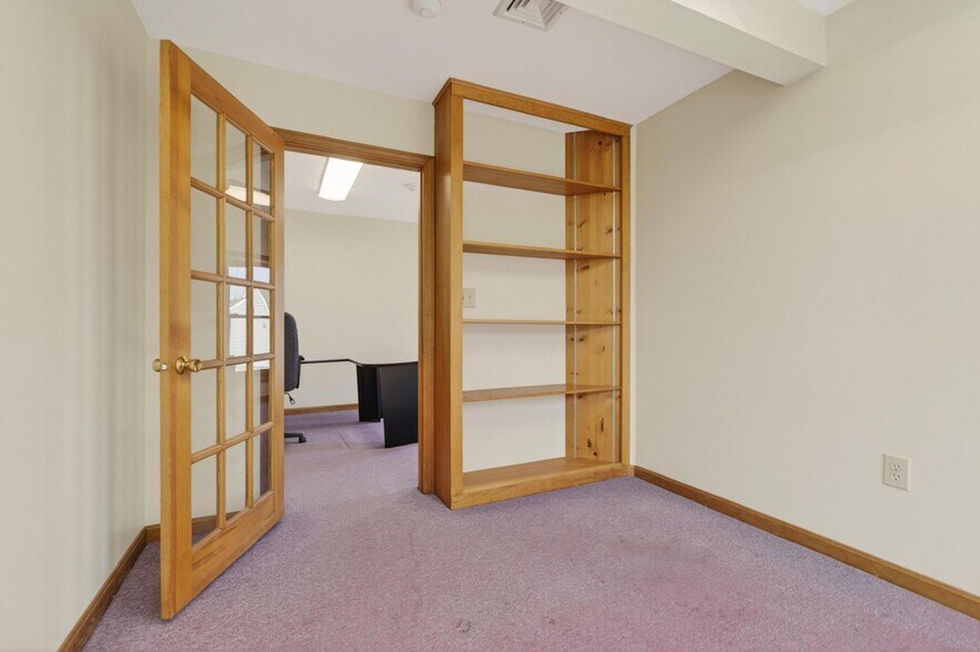 More Photos Of 25 Country Club Rd, Gilford Medical For Sale