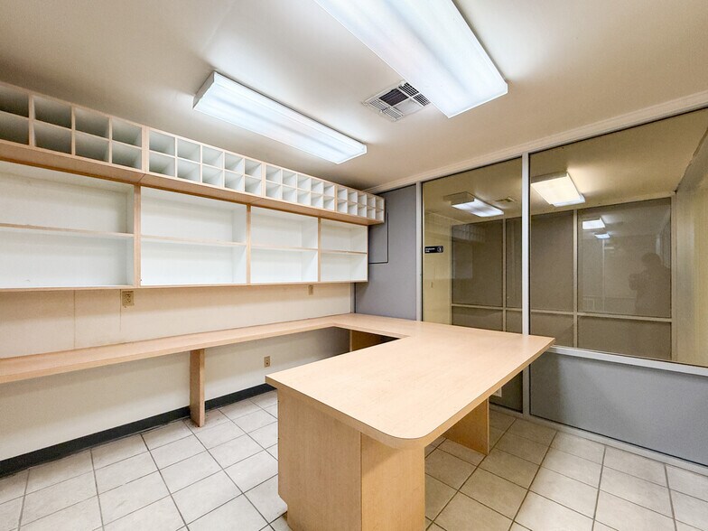 More Photos Of 1120 Lafayette St, Gretna Showroom For Lease