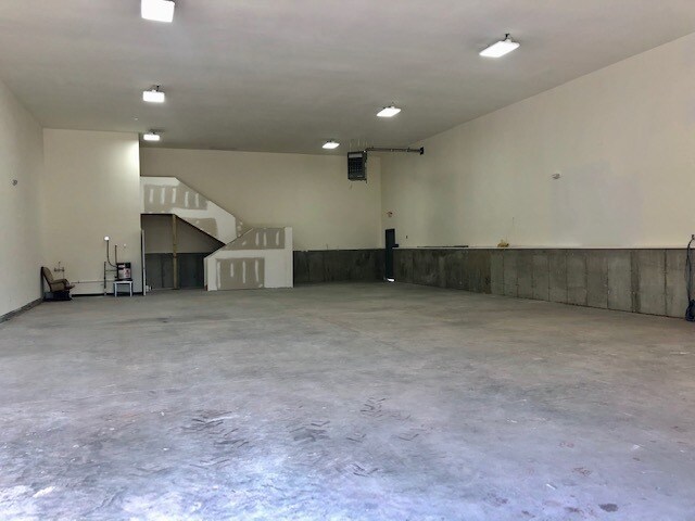 More Photos Of 33 Old Amity Rd, Bethany Flex For Lease