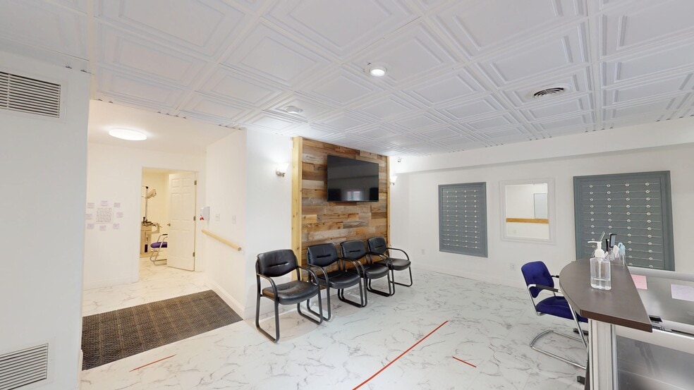 More Photos Of 718 N Bridge St, Yorkville Office For Lease