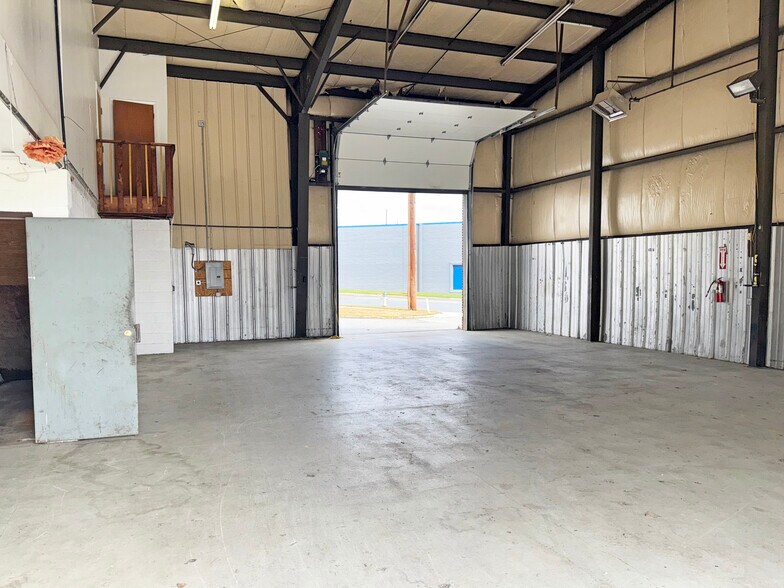 More Photos Of 4821 Stamp Rd, Temple Hills Warehouse For Lease