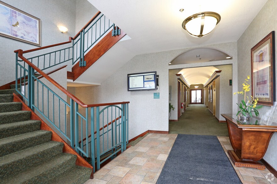 More Photos Of 1001 W Glen Oaks Ln, Mequon Office For Lease