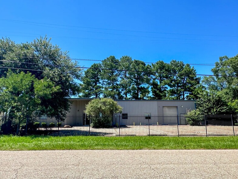 Primary Photo Of 602 W Semands St, Conroe Flex For Sale