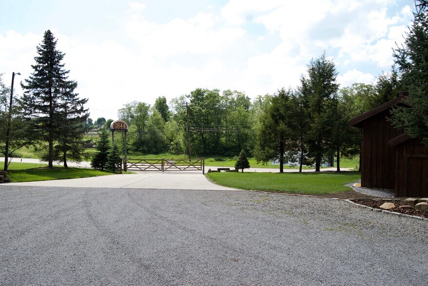 More Photos Of 690-692 State Route 66, Leechburg General Retail For Sale