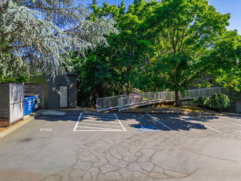 More Photos Of 873 NE 7th St, Grants Pass Medical For Lease