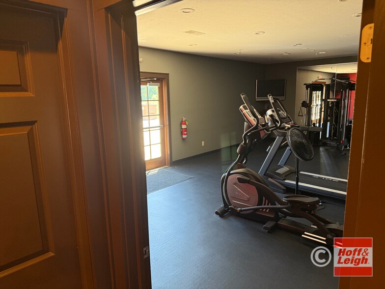 More Photos Of 1680 Industrial Pky, Brunswick Office For Sale