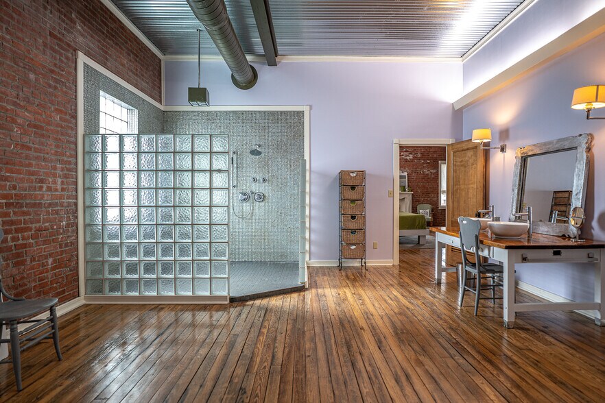 More Photos Of 1611 Washington St, Alexandria Showroom For Sale