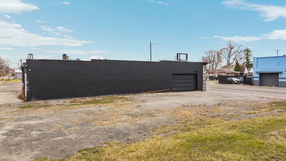 More Photos Of 14700 W Chicago St, Detroit Freestanding For Sale