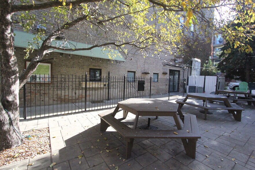 More Photos Of 1047 W Madison St, Chicago Apartments For Lease