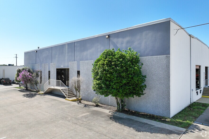 More Photos Of 2901 Suffolk Dr, Fort Worth Warehouse For Lease