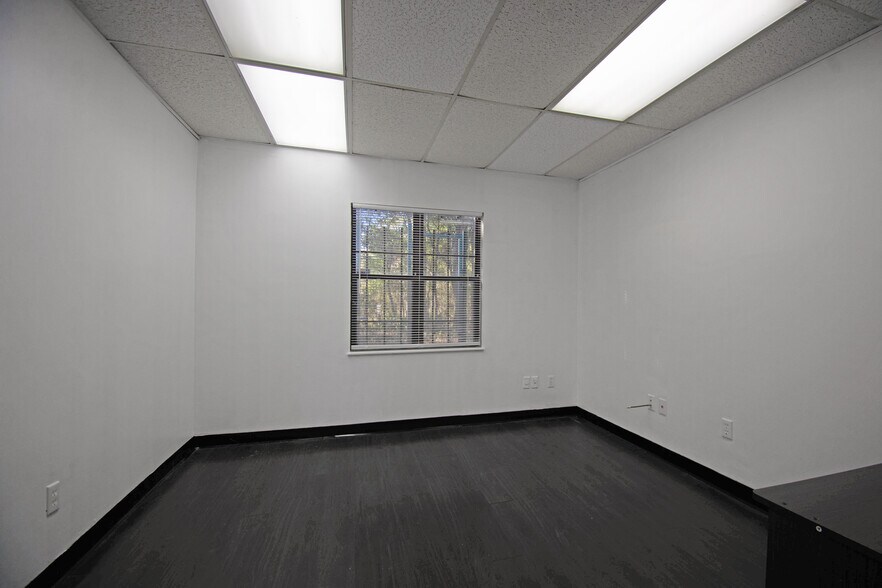 More Photos Of 550 Balmoral Cir N, Jacksonville Unknown For Lease