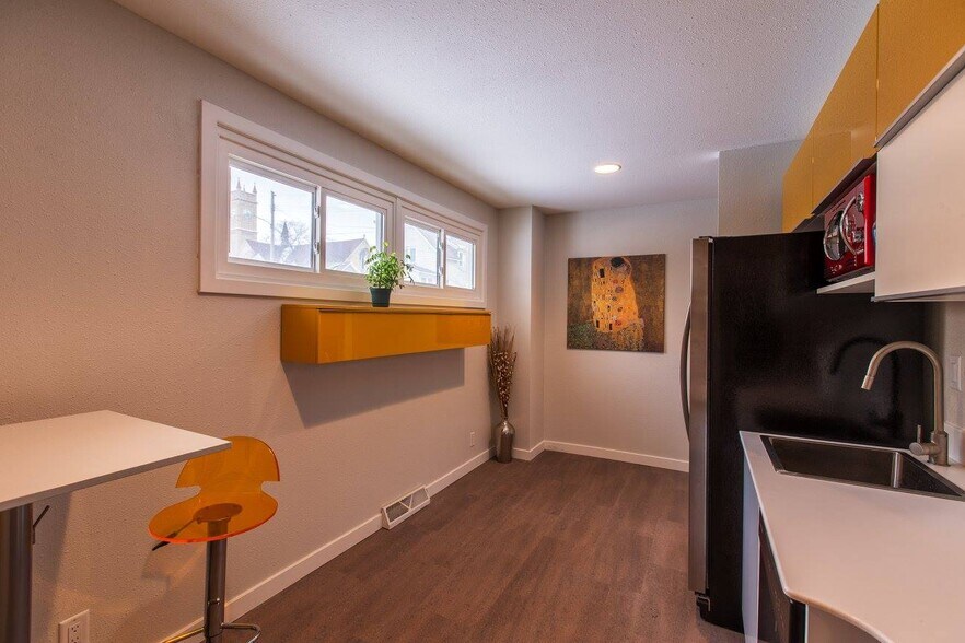 More Photos Of 302 N 3rd St, Watertown Office For Sale