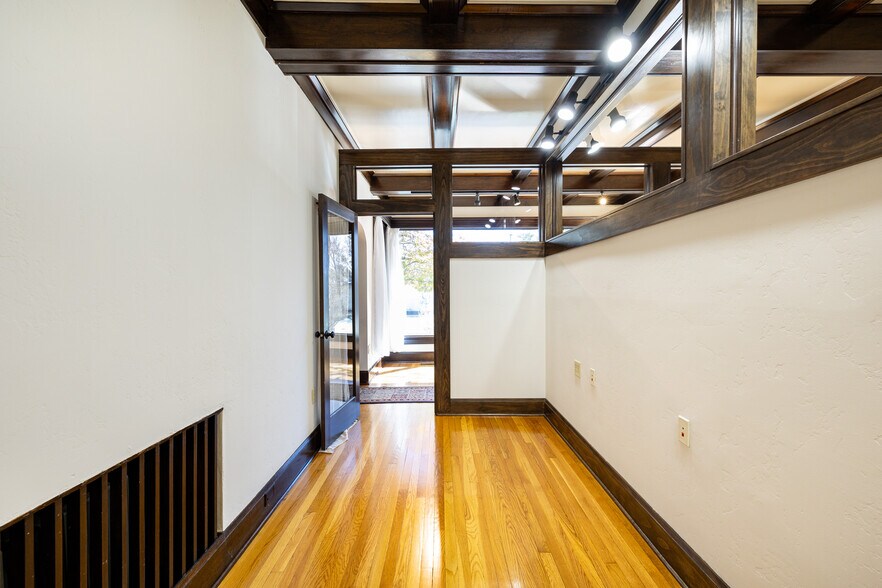 More Photos Of 717 W Riordan Rd, Flagstaff Storefront Retail Office For Sale