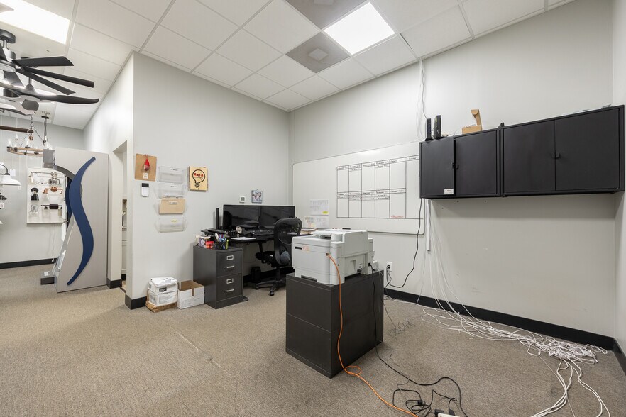 More Photos Of 3737-3757 Parkway Ln, Hilliard Showroom For Lease