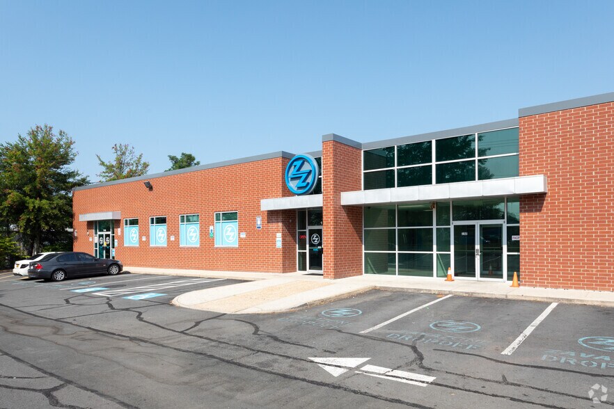 More Photos Of 45685 Oakbrook Ct, Sterling Flex For Lease
