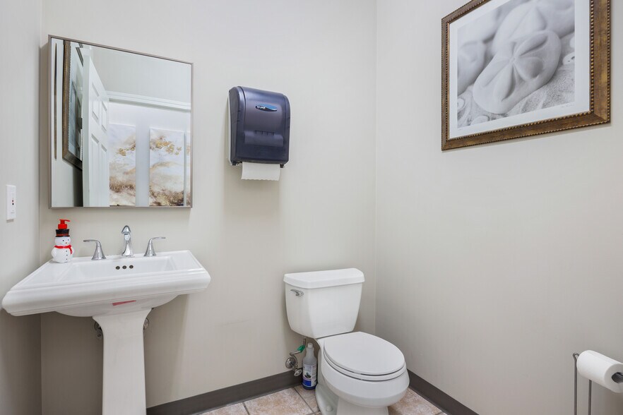 More Photos Of 4999 43rd St SE, Calgary Light Distribution For Sale