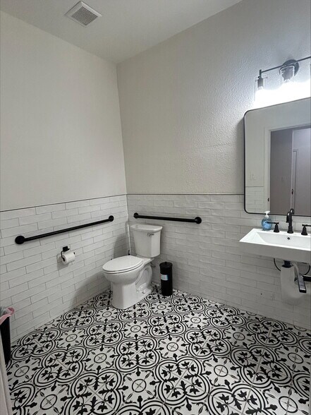 More Photos Of 910 18th St, Plano Office For Sale