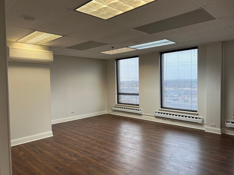 More Photos Of 17W300 22nd St, Oakbrook Terrace Medical For Lease