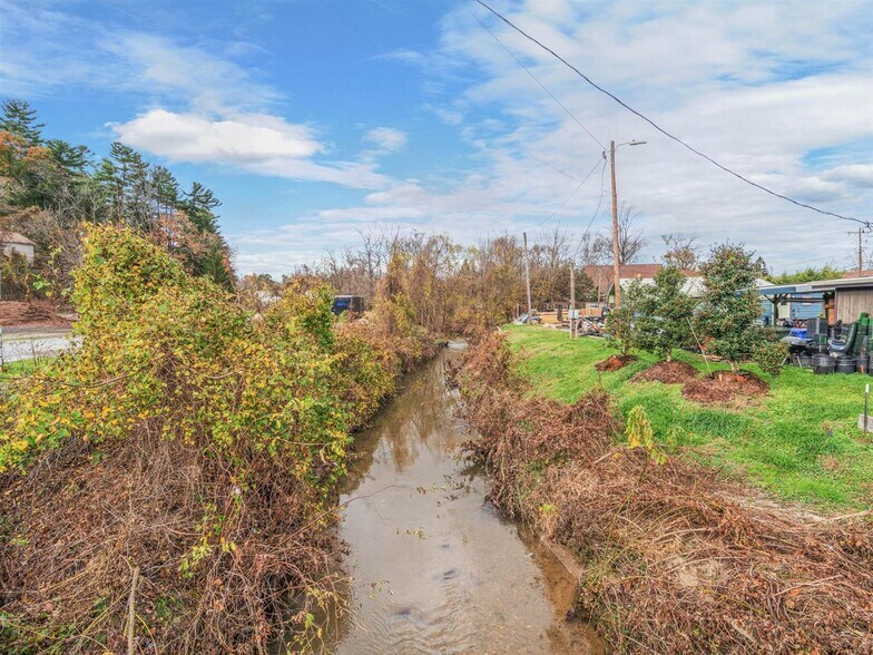 More Photos Of 307-321 S Washington St, Hendersonville Land For Lease