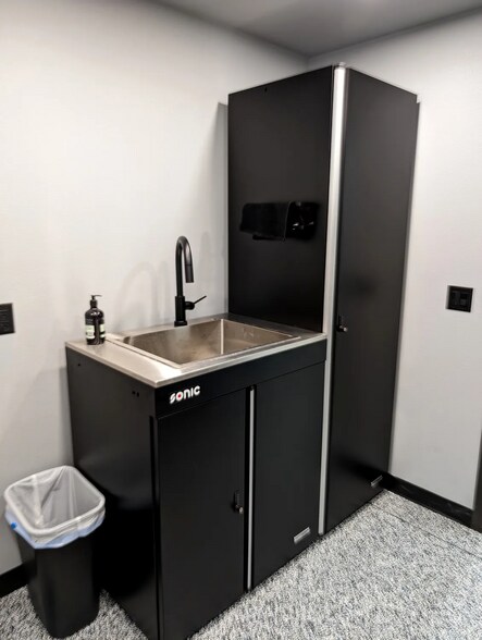 More Photos Of 7107 N 19th St, Bismarck Warehouse For Sale