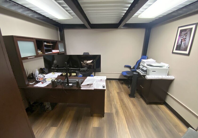 More Photos Of 77 Gazza Blvd, Farmingdale Showroom For Sale