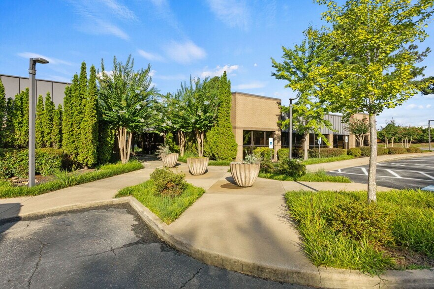 More Photos Of 127 Tanner Rd, Greenville Flex For Lease