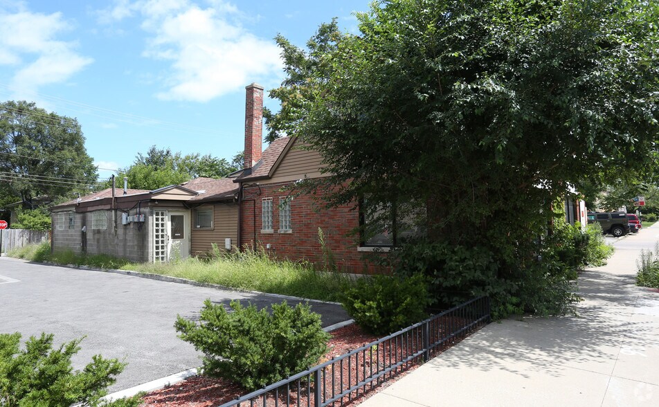 More Photos Of 1717 Howard St, Evanston General Retail For Sale