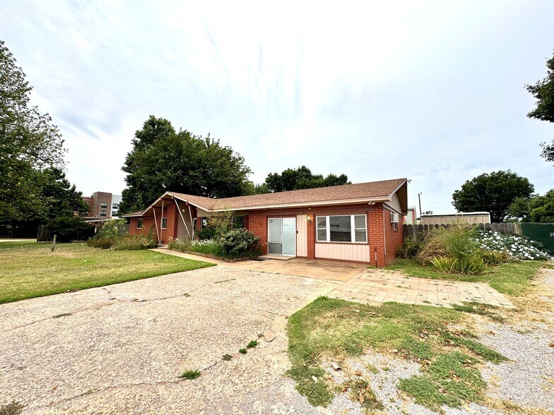 More Photos Of 2804 S 4th St, Chickasha Office For Sale