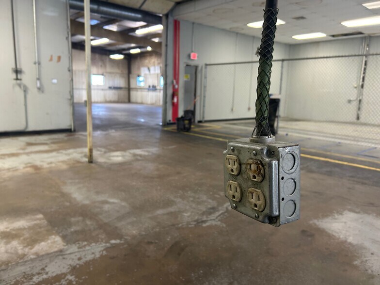 More Photos Of 5313 E Apache St, Tulsa Warehouse For Lease