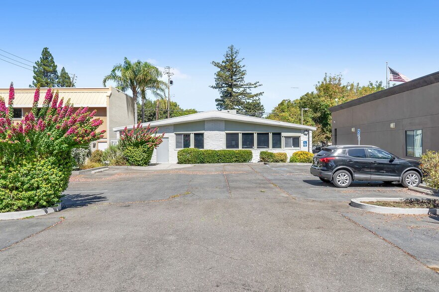 More Photos Of 812 Court St, Woodland Office For Sale