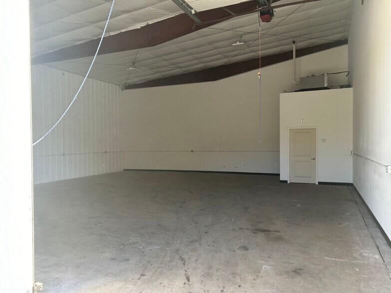 More Photos Of 21 Skinner St, East Hampton Industrial For Lease