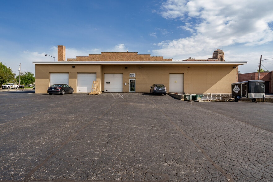 More Photos Of 208-210 Kishwaukee St, Rockford Light Distribution For Sale