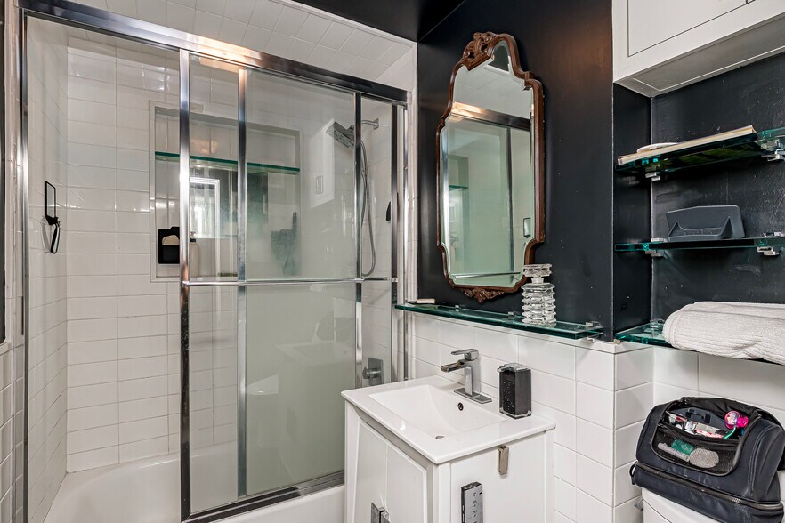 More Photos Of 545-555 S Foster Dr, Baton Rouge General Retail For Sale