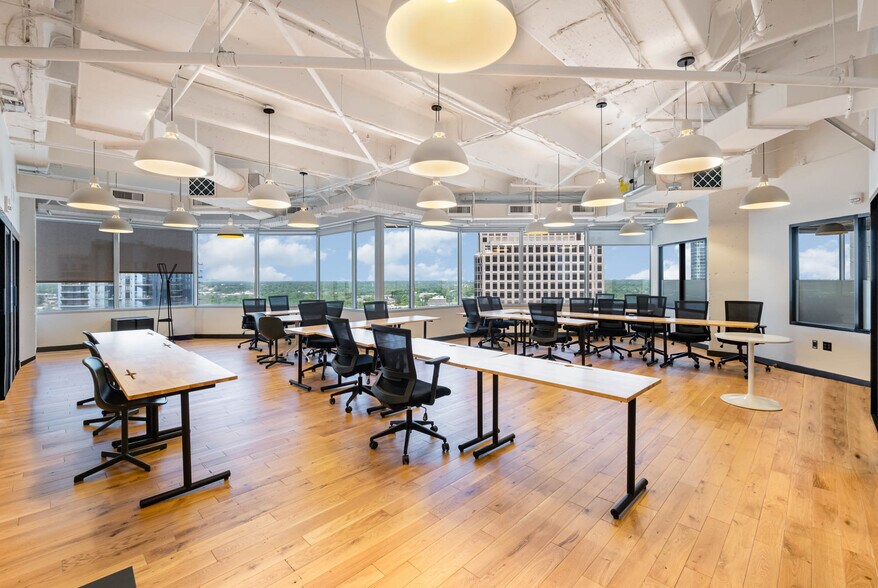 More Photos Of 128 S Tryon St, Charlotte Office For Lease