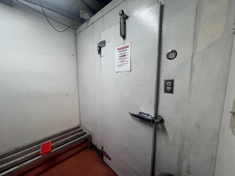 More Photos Of 95 S Main St, Memphis Storefront Retail Office For Lease