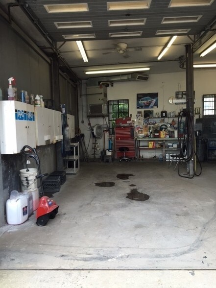 More Photos Of 20 Franklin Pl, Summit Auto Repair For Sale